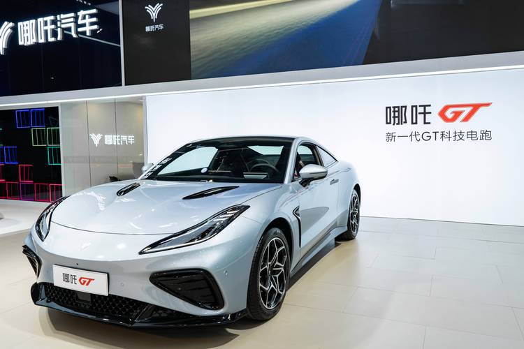 成都338哪吒汽车在智能汽车领域的表现，领途汽车在新能源汽车市场中的影响力